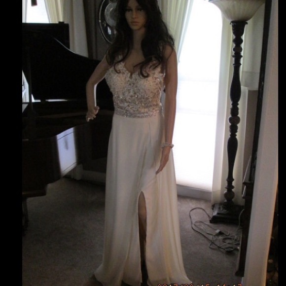 RESTOCKED🎉 POPULAR CHIFFON OPEN BACK WEDDING GOWN - Picture 7 of 7